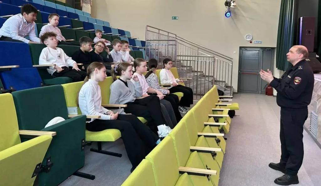 В Новом Уренгое сотрудники Госавтоинспекции провели мероприятие в Гимназии о соблюдении правил дорожной безопасности В Новом Уренгое сотрудники Госавтоинспекции провели мероприятие в Гимназии о соблюдении правил дорожной безопасности