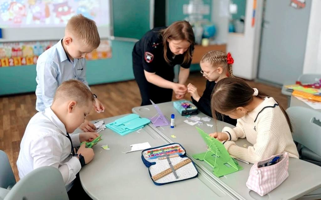 Надымские автоинспекторы провели познавательный час «Правила дорожные соблюдать несложно!» Надымские автоинспекторы провели познавательный час «Правила дорожные соблюдать несложно!»