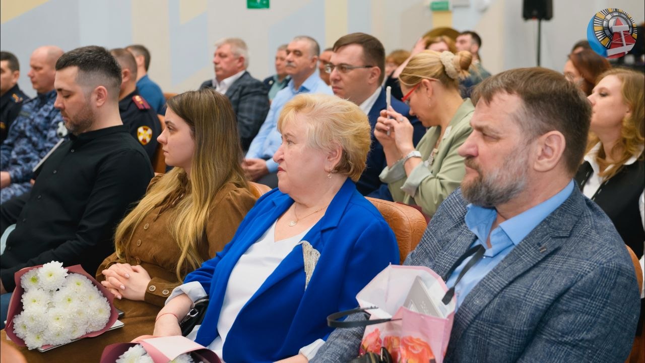 Накануне в Ноябрьске прошла церемония награждения — почти 40 наград получили ноябряне, в том числе - это Почётные грамоты и Благодарности губернатора ЯНАО и главы города Накануне в Ноябрьске прошла церемония награждения — почти 40 наград получили ноябряне, в том числе - это Почётные грамоты и Благодарности губернатора ЯНАО и главы города