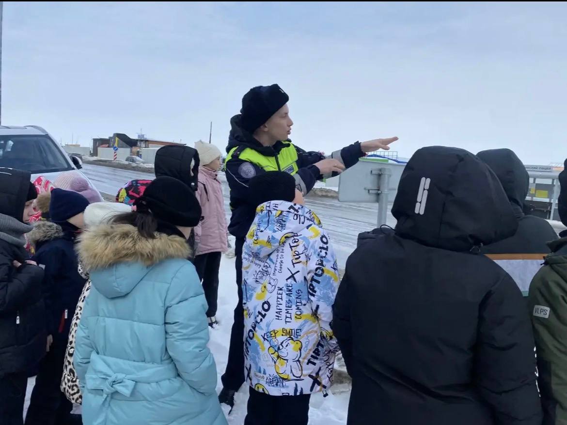 Новоуренгойские автоинспекторы провели блиц-урок по дорожной безопасности Новоуренгойские автоинспекторы провели блиц-урок по дорожной безопасности