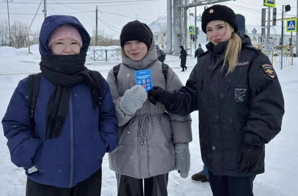 В Тазовском районе продолжают свою работу «Родительские патрули» вместе с инспекторами ГИБДД, которые напоминают о правилах дорожной безопасности В Тазовском районе продолжают свою работу «Родительские патрули» вместе с инспекторами ГИБДД, которые напоминают о правилах дорожной безопасности