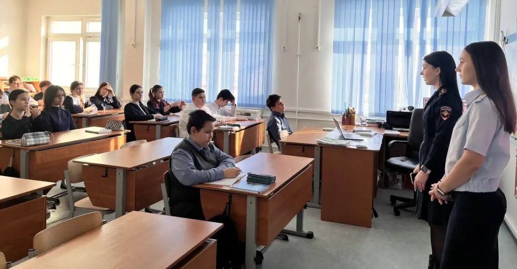 Ноябрьские автоинспекторы напоминают школьникам о безопасности на дороге в весенний период