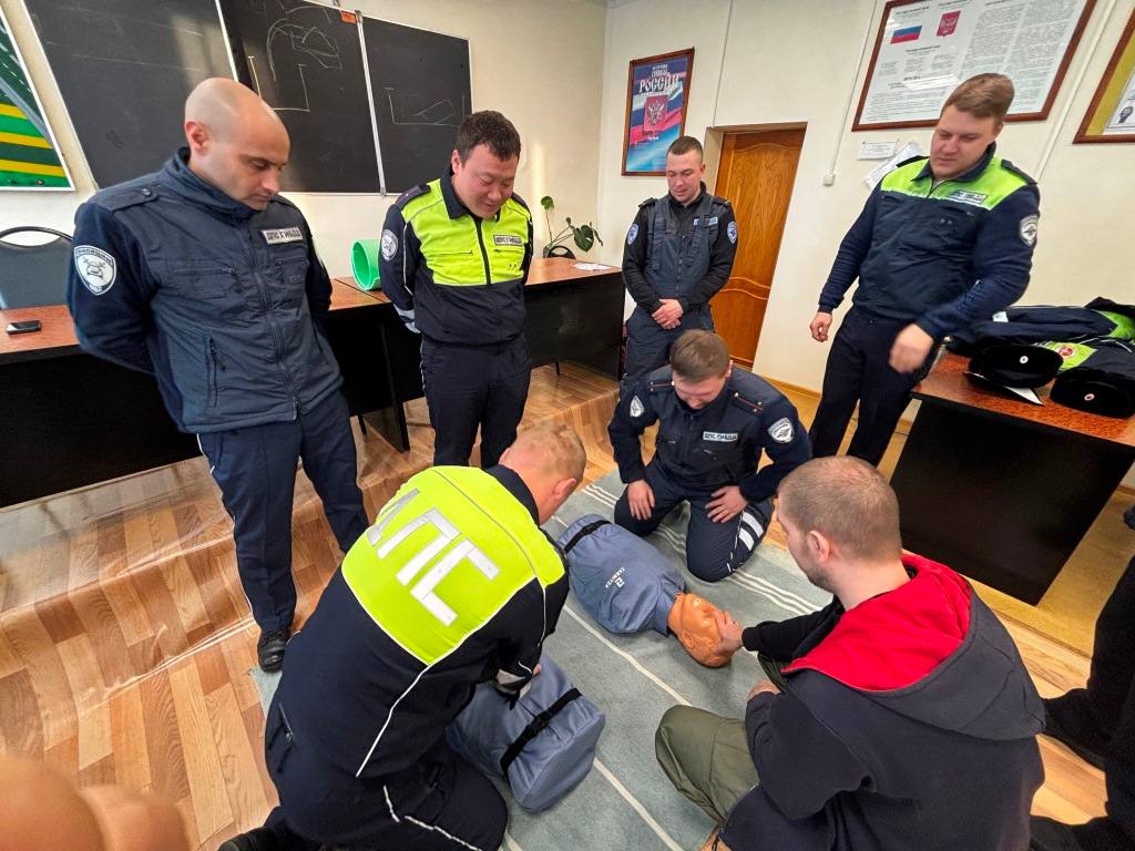 Сотрудники Госавтоинспекции организовали мероприятие по дорожной безопасности в детском саду «Жемчужинка» в посёлке Харп Сотрудники Госавтоинспекции организовали мероприятие по дорожной безопасности в детском саду «Жемчужинка» в посёлке Харп