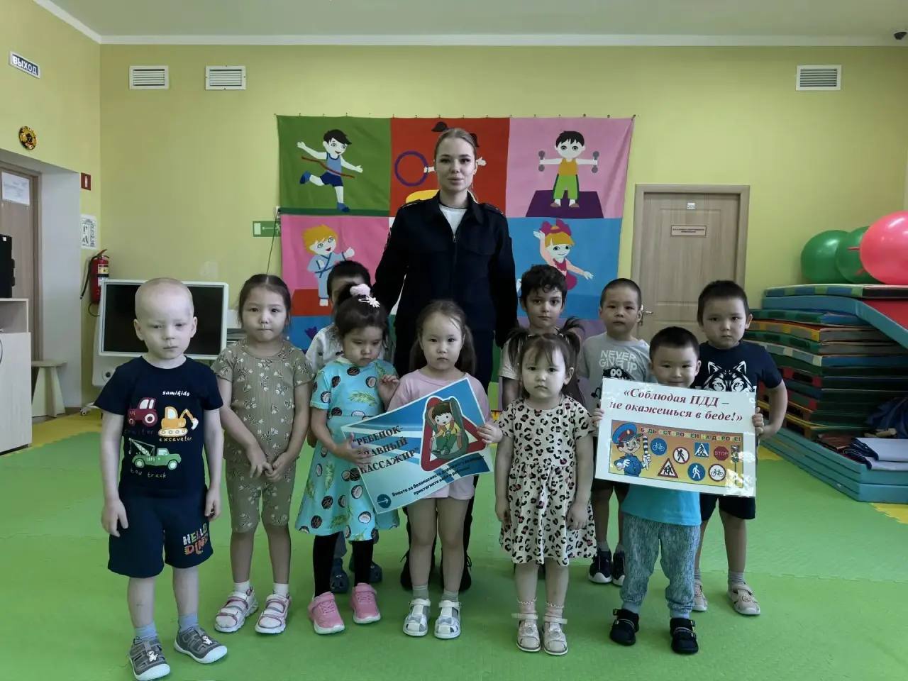 Тазовские автоинспекторы провели для воспитанников детского сада «Рыбка» познавательное занятие по безопасности дорожного движения Тазовские автоинспекторы провели для воспитанников детского сада «Рыбка» познавательное занятие по безопасности дорожного движения