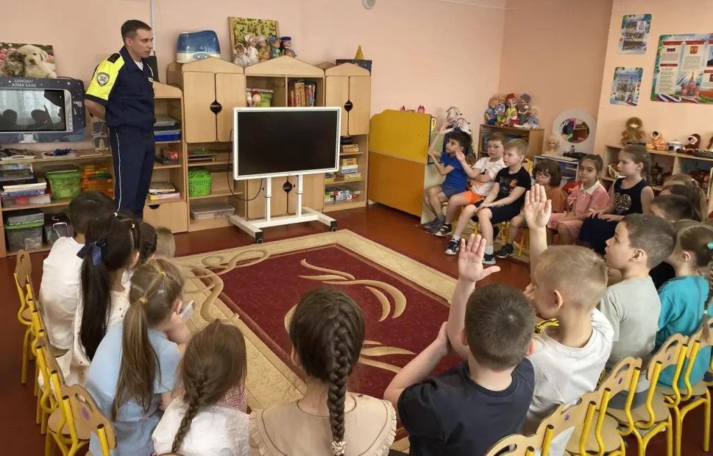 Автоинспекторы Ноябрьска напомнили воспитанникам детского сада «Ласточка» о дорожной безопасности