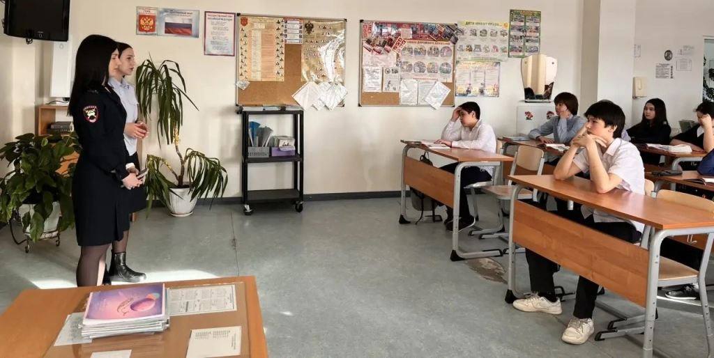 Ноябрьские автоинспекторы напоминают школьникам о безопасности на дороге в весенний период Ноябрьские автоинспекторы напоминают школьникам о безопасности на дороге в весенний период