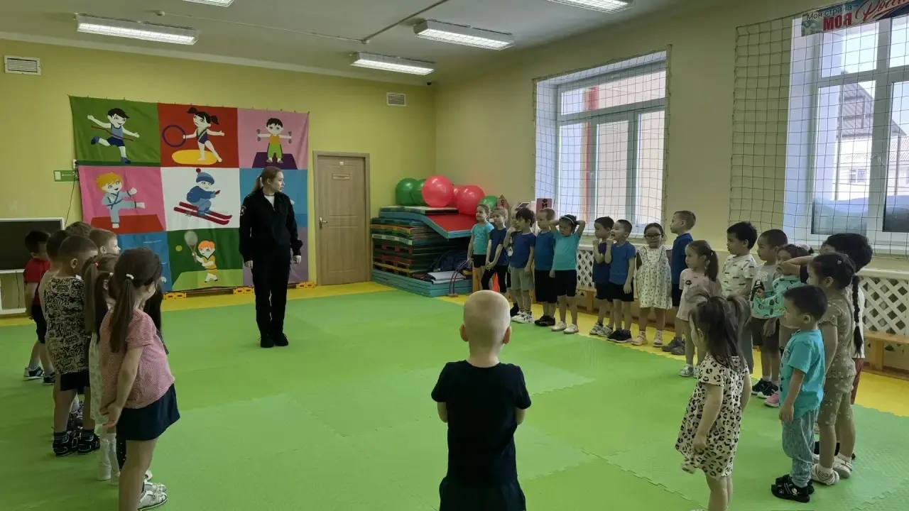 Тазовские автоинспекторы провели для воспитанников детского сада «Рыбка» познавательное занятие по безопасности дорожного движения Тазовские автоинспекторы провели для воспитанников детского сада «Рыбка» познавательное занятие по безопасности дорожного движения