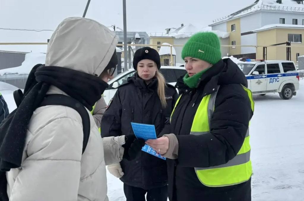 В Тазовском районе продолжают свою работу «Родительские патрули» вместе с инспекторами ГИБДД, которые напоминают о правилах дорожной безопасности