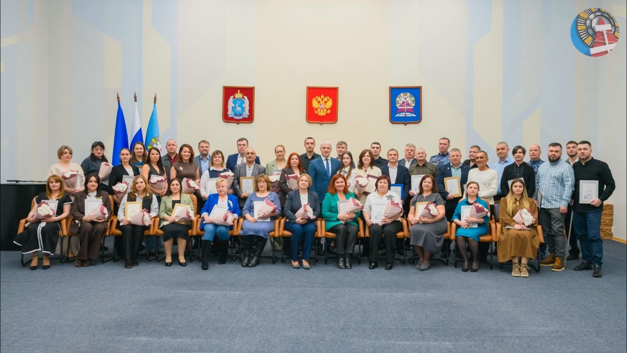 Накануне в Ноябрьске прошла церемония награждения — почти 40 наград получили ноябряне, в том числе - это Почётные грамоты и Благодарности губернатора ЯНАО и главы города