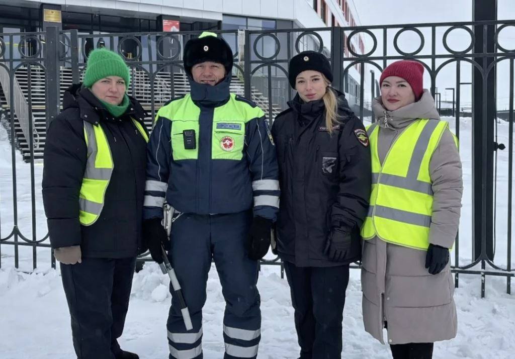 В Тазовском районе продолжают свою работу «Родительские патрули» вместе с инспекторами ГИБДД, которые напоминают о правилах дорожной безопасности В Тазовском районе продолжают свою работу «Родительские патрули» вместе с инспекторами ГИБДД, которые напоминают о правилах дорожной безопасности