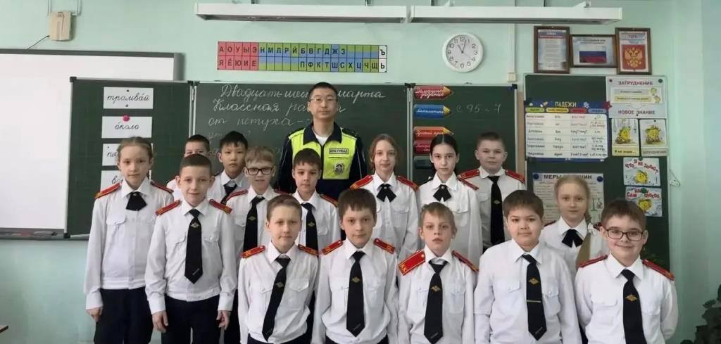 В Новоуренгойских школах автоинспекторы проводят уроки дорожной грамотности В Новоуренгойских школах автоинспекторы проводят уроки дорожной грамотности