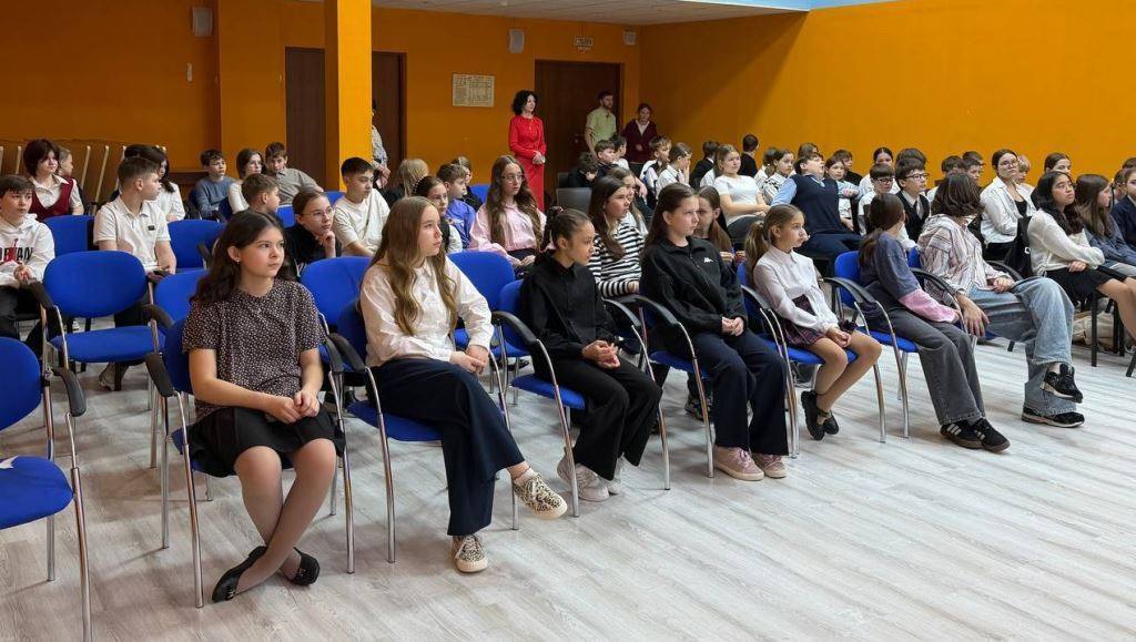 В Новом Уренгое сотрудники Госавтоинспекции провели мероприятие в Гимназии о соблюдении правил дорожной безопасности