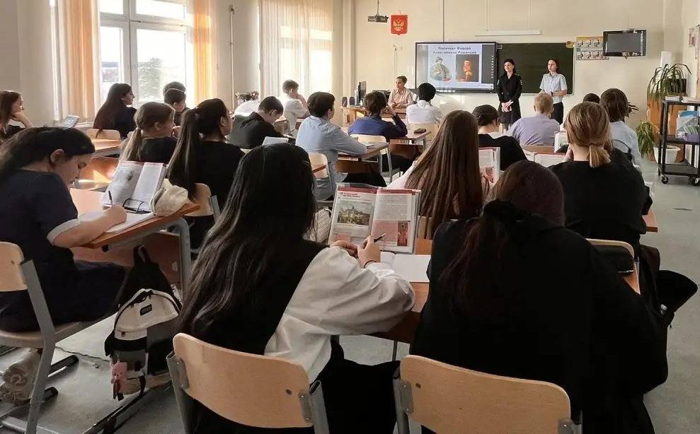 Ноябрьские автоинспекторы напоминают школьникам о безопасности на дороге в весенний период Ноябрьские автоинспекторы напоминают школьникам о безопасности на дороге в весенний период