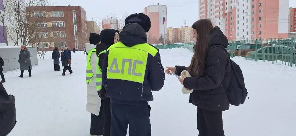В Новом Уренгое автоинспекторы провели проверку ношения световозвращающих элементов