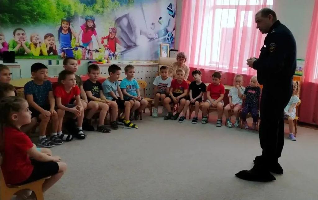 Сотрудники Госавтоинспекции организовали мероприятие по дорожной безопасности в детском саду «Жемчужинка» в посёлке Харп Сотрудники Госавтоинспекции организовали мероприятие по дорожной безопасности в детском саду «Жемчужинка» в посёлке Харп
