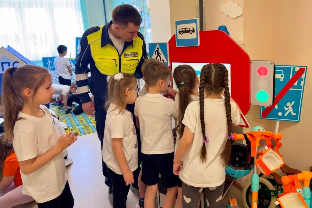 В детском саду «Умка» сотрудники Губкинской Госавтоинспекции провели увлекательный урок безопасности