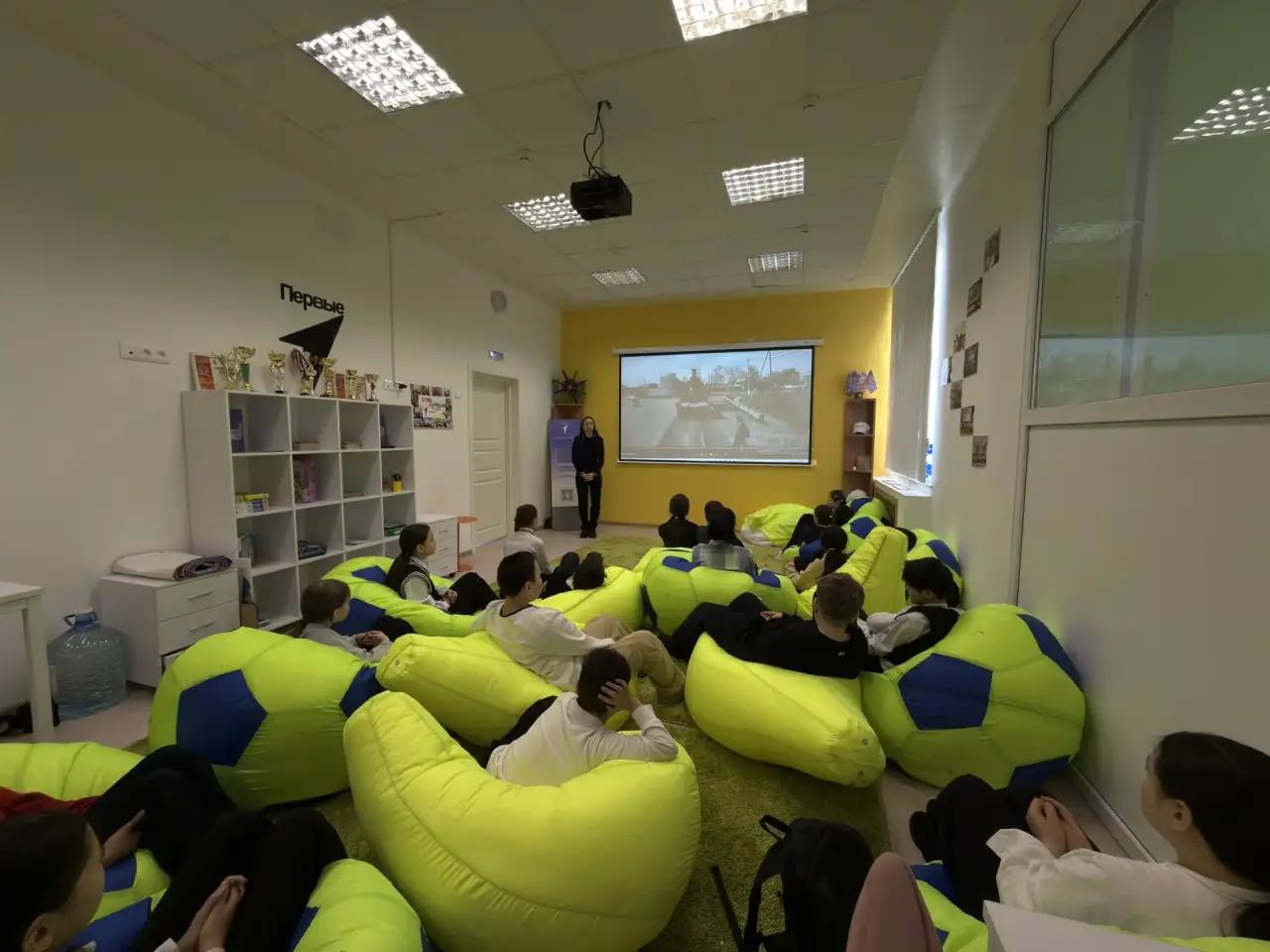 Сотрудники Госавтоинспекции провели урок дорожной безопасности в школе-интернат Сотрудники Госавтоинспекции провели урок дорожной безопасности в школе-интернат