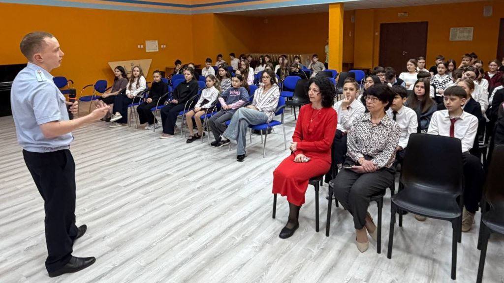 В Новом Уренгое сотрудники Госавтоинспекции провели мероприятие в Гимназии о соблюдении правил дорожной безопасности В Новом Уренгое сотрудники Госавтоинспекции провели мероприятие в Гимназии о соблюдении правил дорожной безопасности