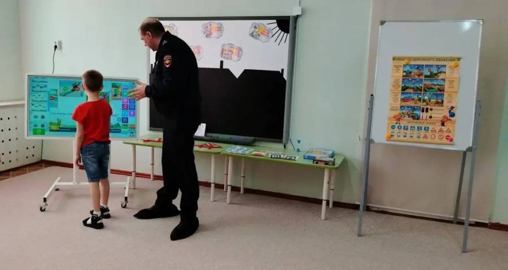 Сотрудники Госавтоинспекции организовали мероприятие по дорожной безопасности в детском саду «Жемчужинка» в посёлке Харп