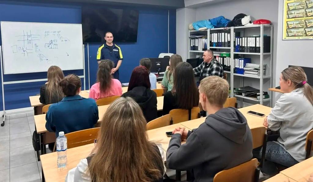 Пуровские автоинспекторы провели беседу с учащимися о важности дисциплины на дорогах Пуровские автоинспекторы провели беседу с учащимися о важности дисциплины на дорогах