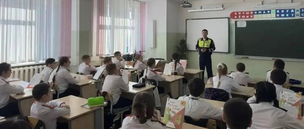 В Новоуренгойских школах автоинспекторы проводят уроки дорожной грамотности