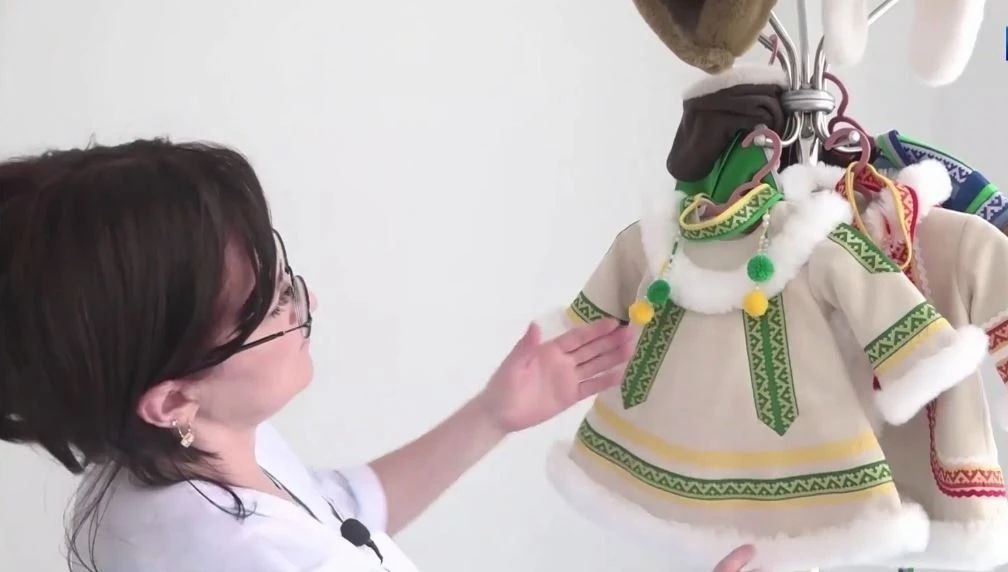 В ноябрьском роддоме есть традиция: малышей выписывают в нарядах, сшитых руками медсестры Елены В ноябрьском роддоме есть традиция: малышей выписывают в нарядах, сшитых руками медсестры Елены