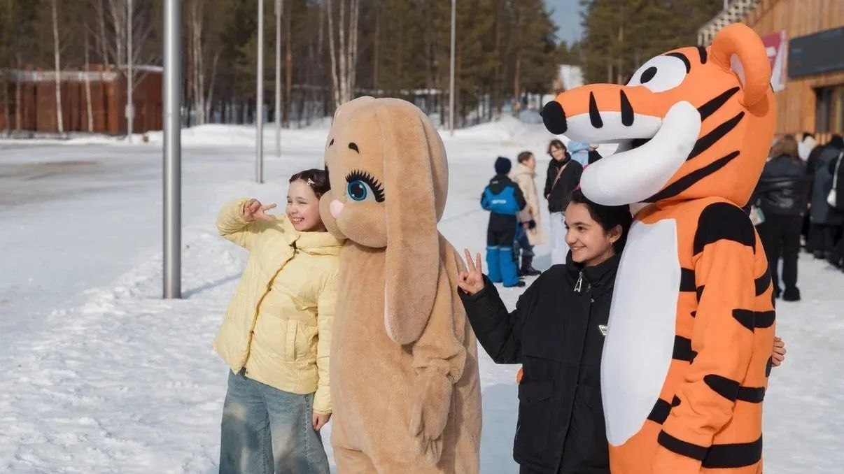 Весенние каникулы стартовали — и начались они понастоящему ярко! На центральной площади НоябрьскПарка прошло увлекательное мероприятие для детей и взрослых Весенние каникулы стартовали — и начались они понастоящему ярко! На центральной площади НоябрьскПарка прошло увлекательное мероприятие для детей и взрослых