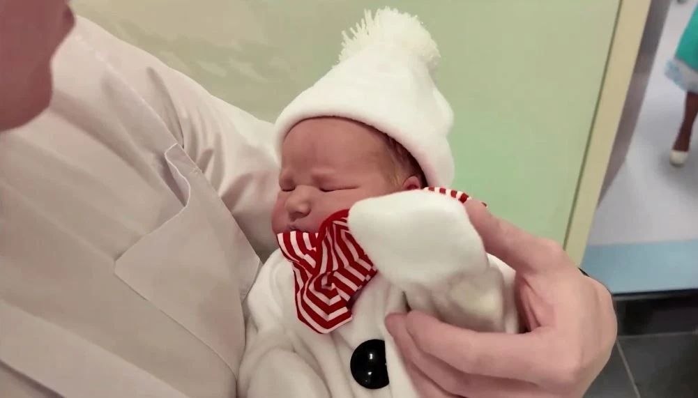 В ноябрьском роддоме есть традиция: малышей выписывают в нарядах, сшитых руками медсестры Елены В ноябрьском роддоме есть традиция: малышей выписывают в нарядах, сшитых руками медсестры Елены