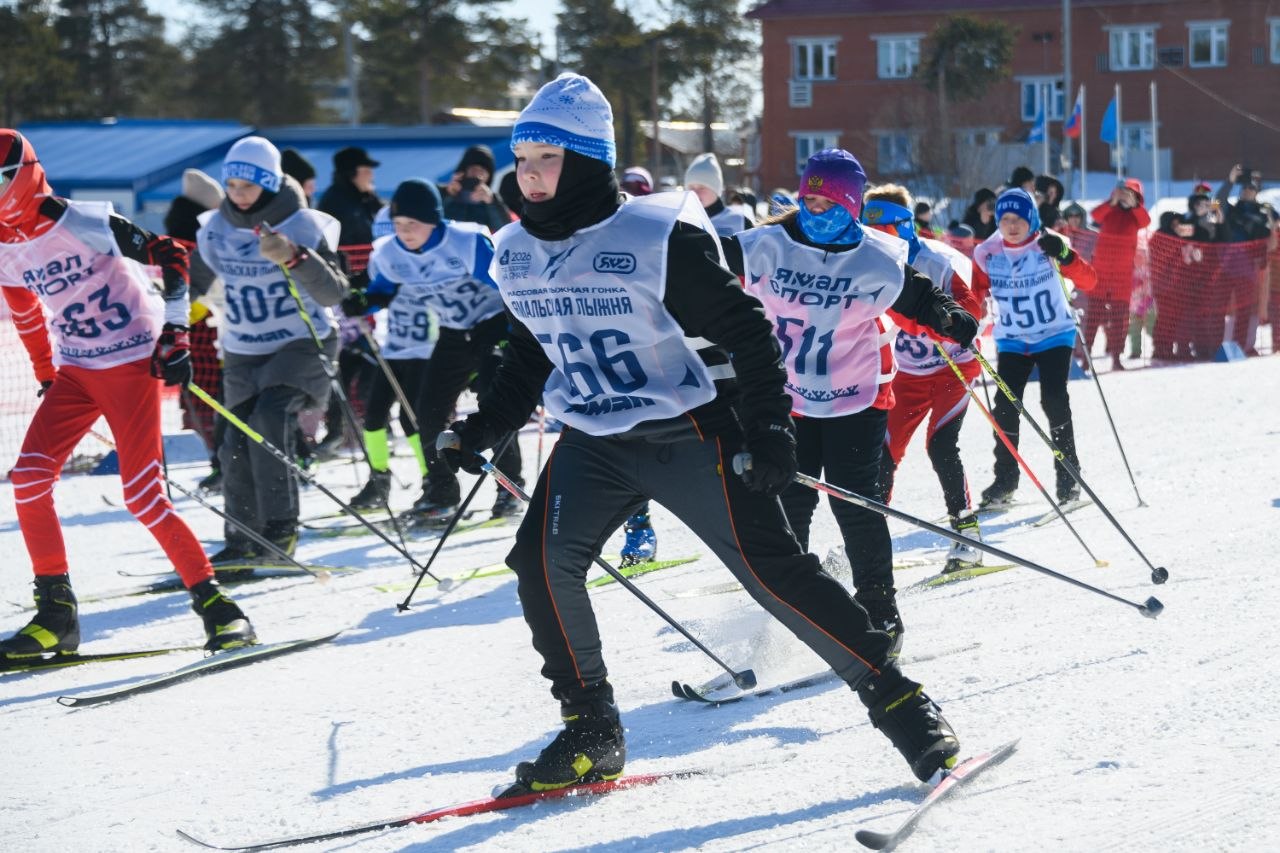 Сегодня в Ноябрьске прошли массовые гонки «Ямальская лыжня», собравшие более 350 любителей активного образа жизни разных возрастов