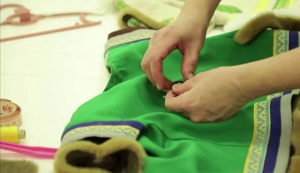 В ноябрьском роддоме есть традиция: малышей выписывают в нарядах, сшитых руками медсестры Елены