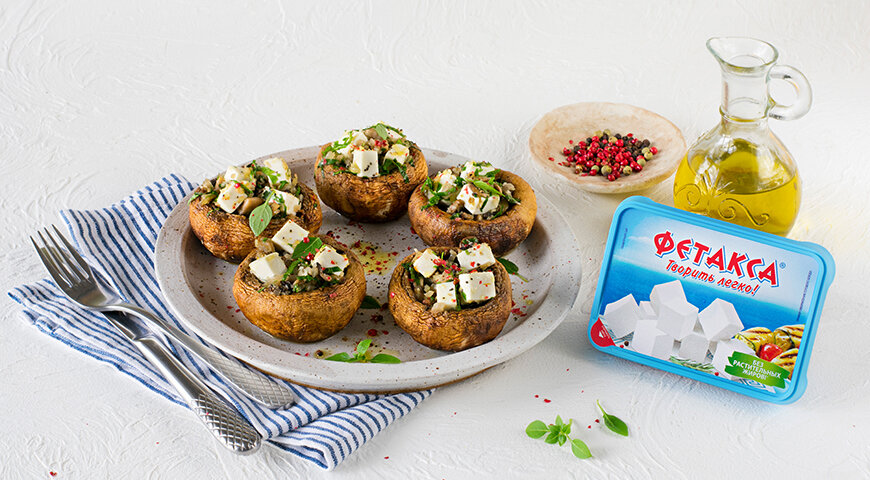 Вкусное фаршированное блюдо: шампиньоны с фетаксой и травами