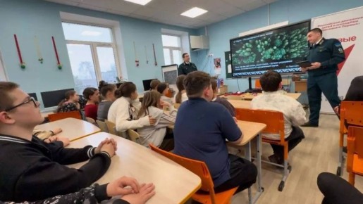 Ямальские спасатели обучили детей Волновахи правилам безопасности