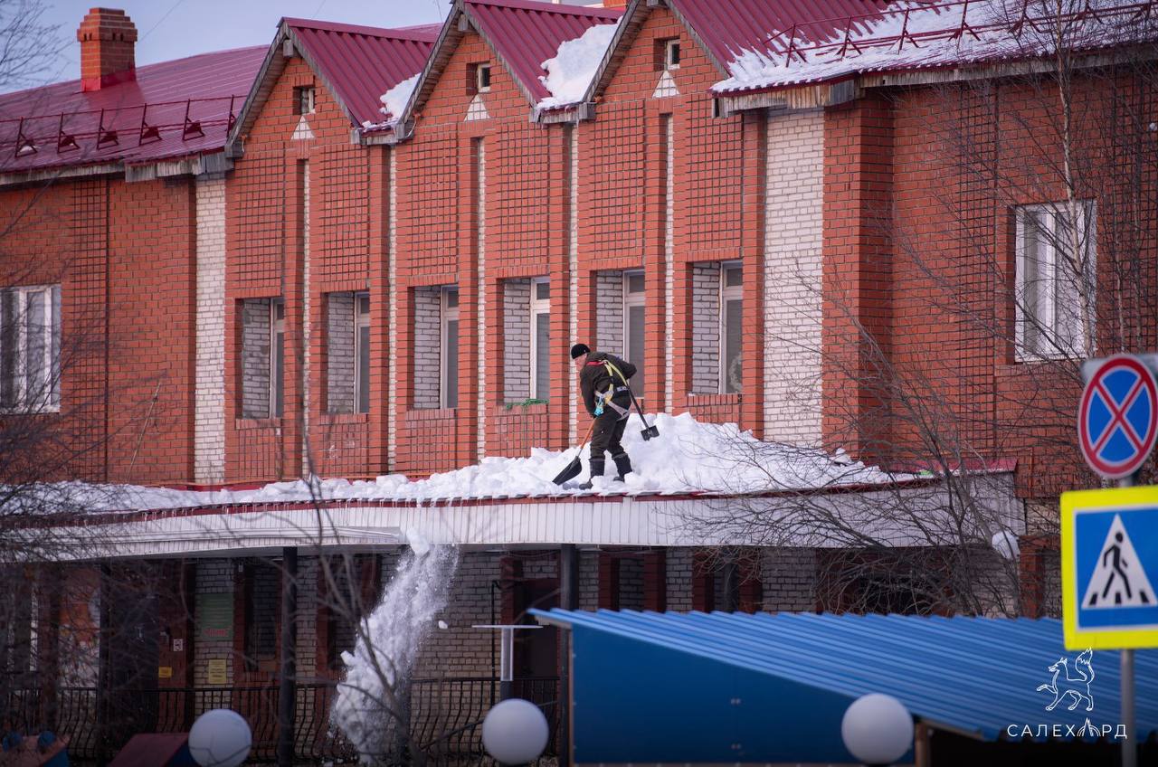 Дорожные и коммунальные службы ежедневно ведут расчистку дворовых территорий и улично-дорожной сети