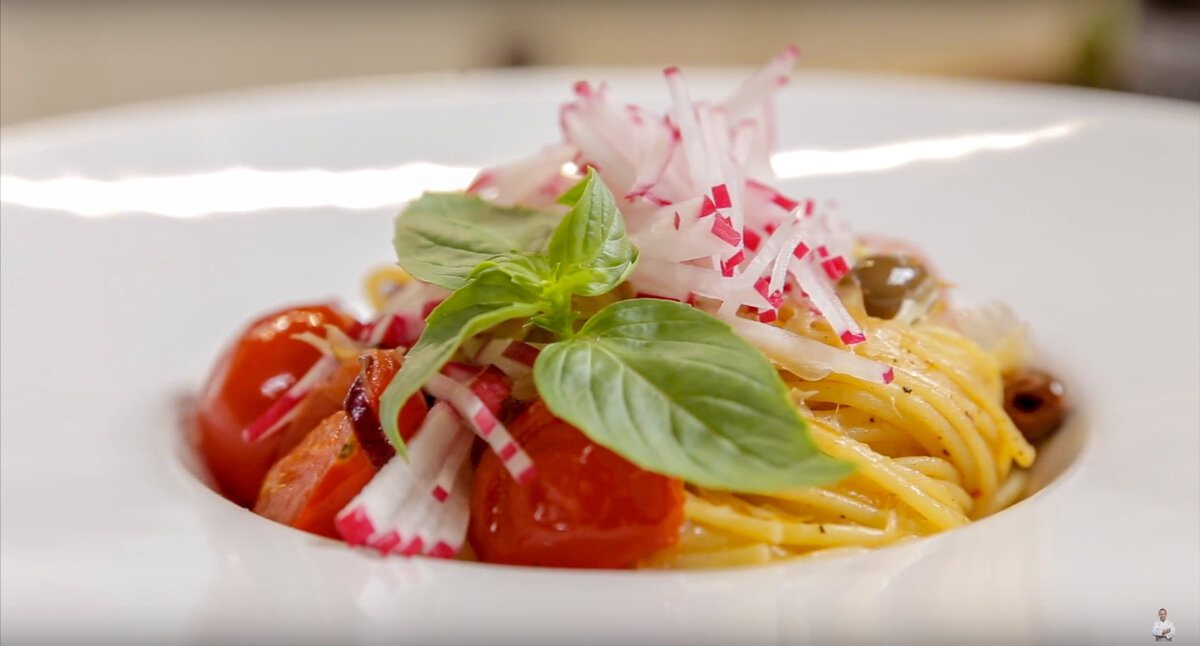 Невероятно вкусная паста с томатами и копченым сыром для быстрого ужина