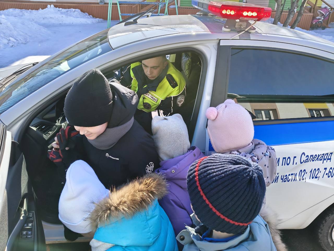 Салехардские автоинспекторы напомнили детям ПДД Салехардские автоинспекторы напомнили детям ПДД