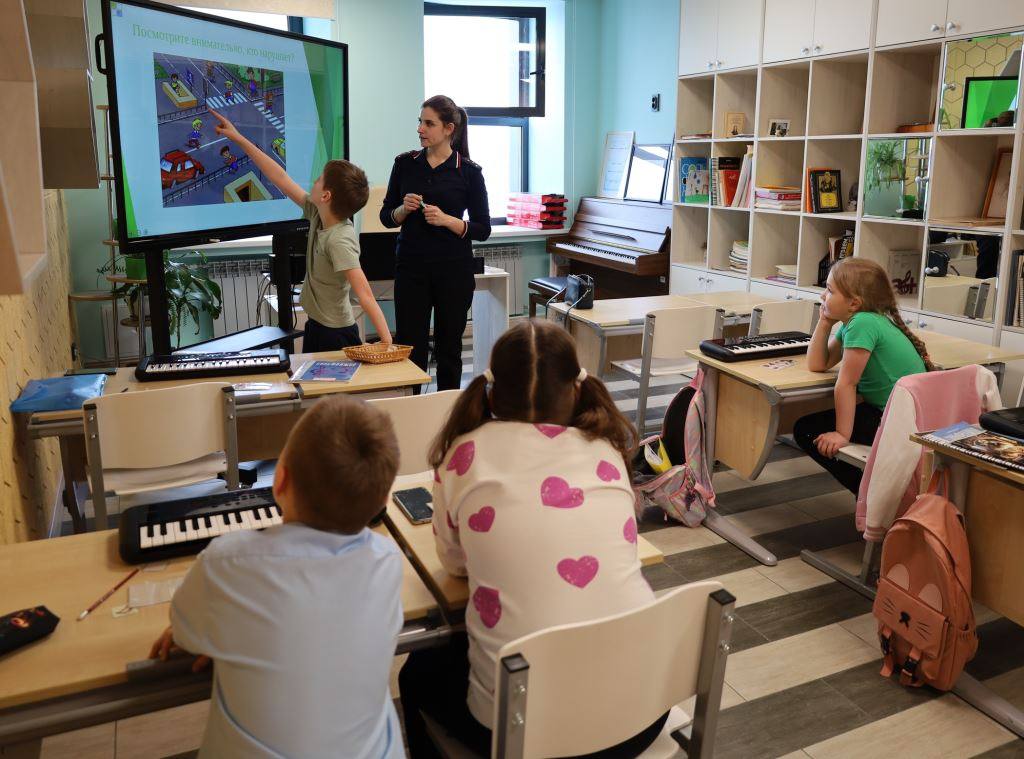 Госавтоинспекция Салехарда провела тематический урок для воспитанников школы искусств Госавтоинспекция Салехарда провела тематический урок для воспитанников школы искусств