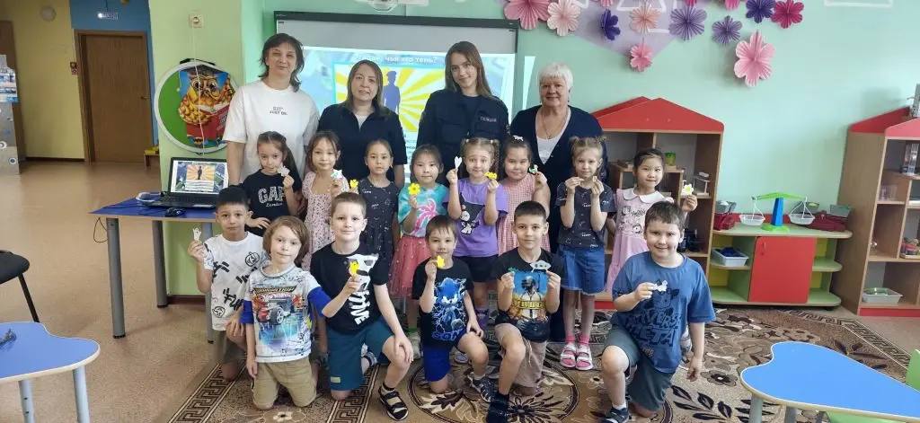 Надымские автоинспекторы проверили познавательное мероприятие в Детском саду «Буратино», направленное на изучение правил дорожного движения Надымские автоинспекторы проверили познавательное мероприятие в Детском саду «Буратино», направленное на изучение правил дорожного движения