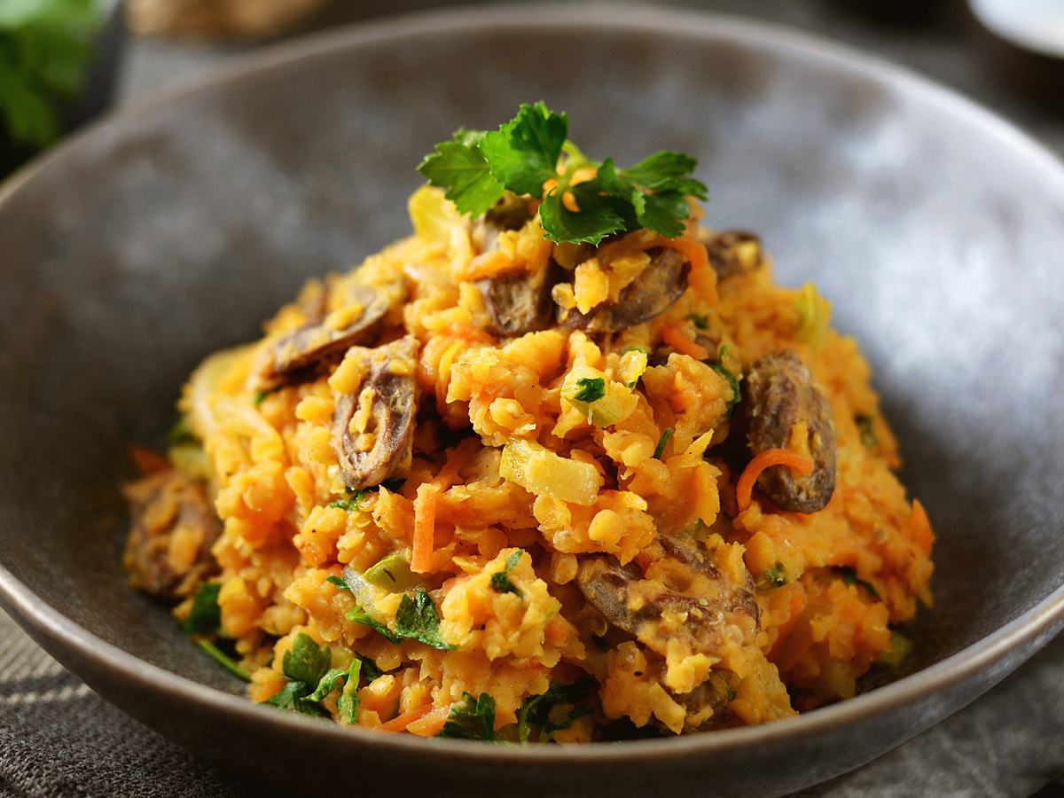 Нежные куриные сердечки с чечевицей: быстро и сочно