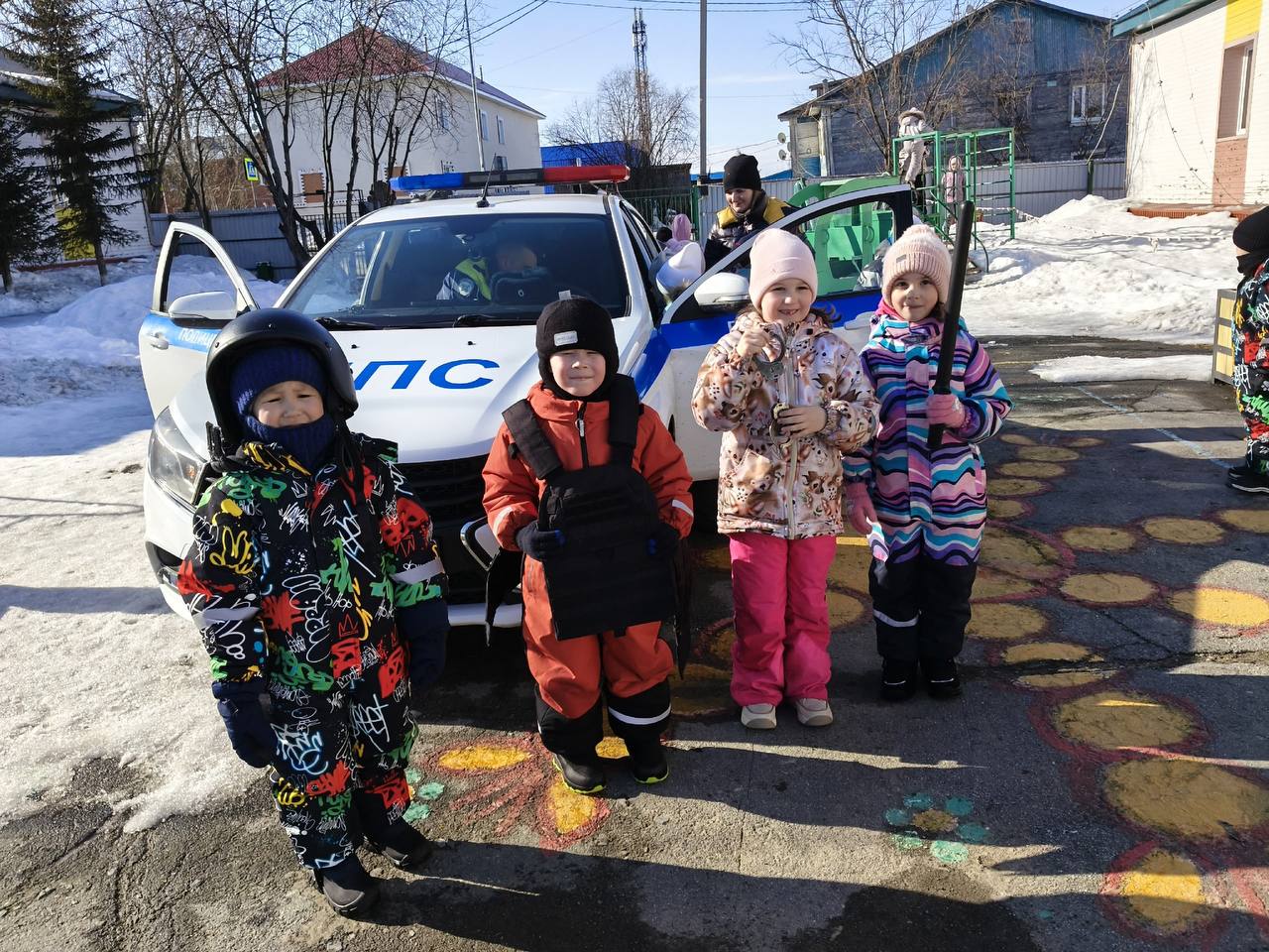 Салехардские автоинспекторы напомнили детям ПДД Салехардские автоинспекторы напомнили детям ПДД