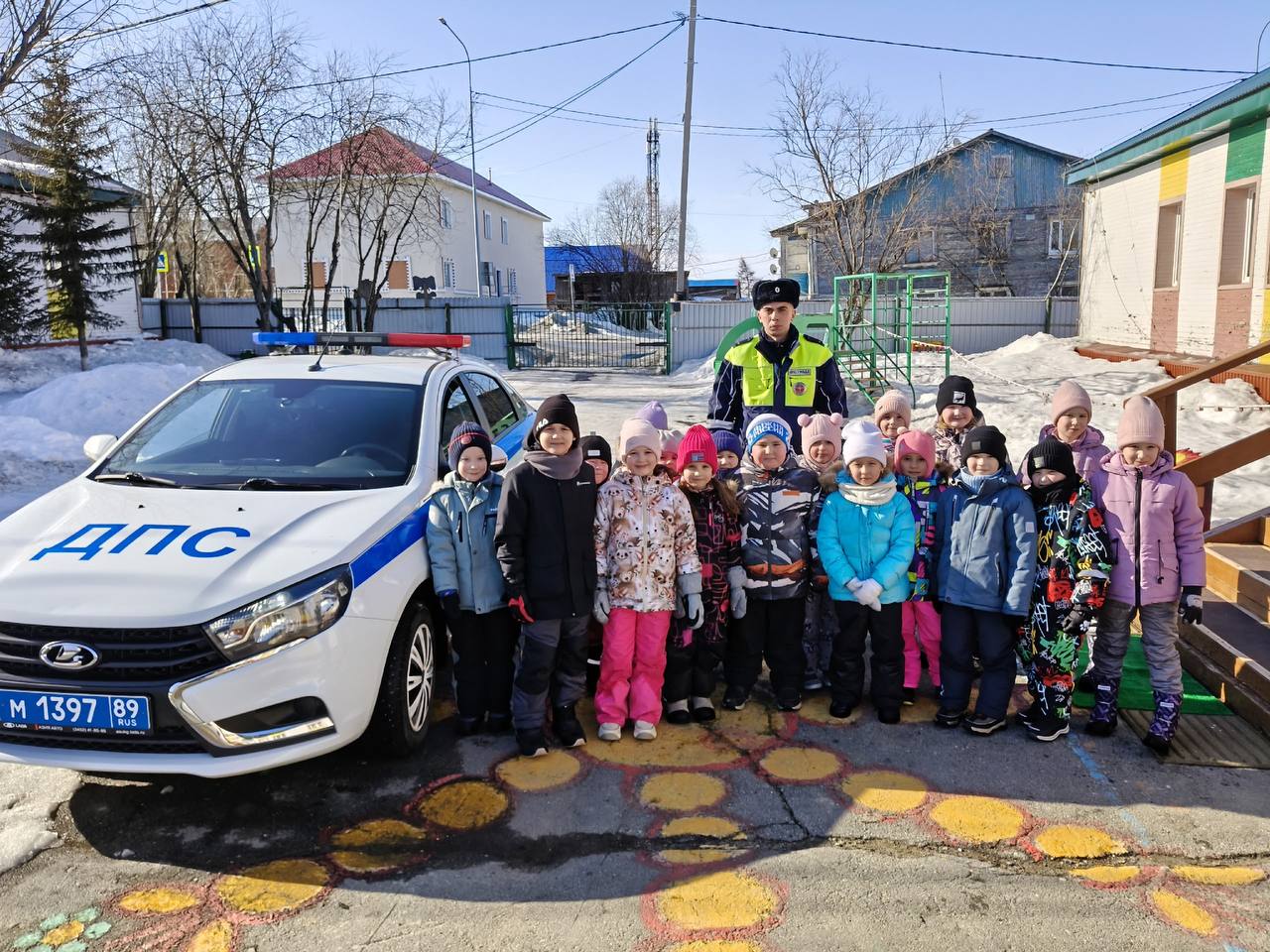 Салехардские автоинспекторы напомнили детям ПДД Салехардские автоинспекторы напомнили детям ПДД