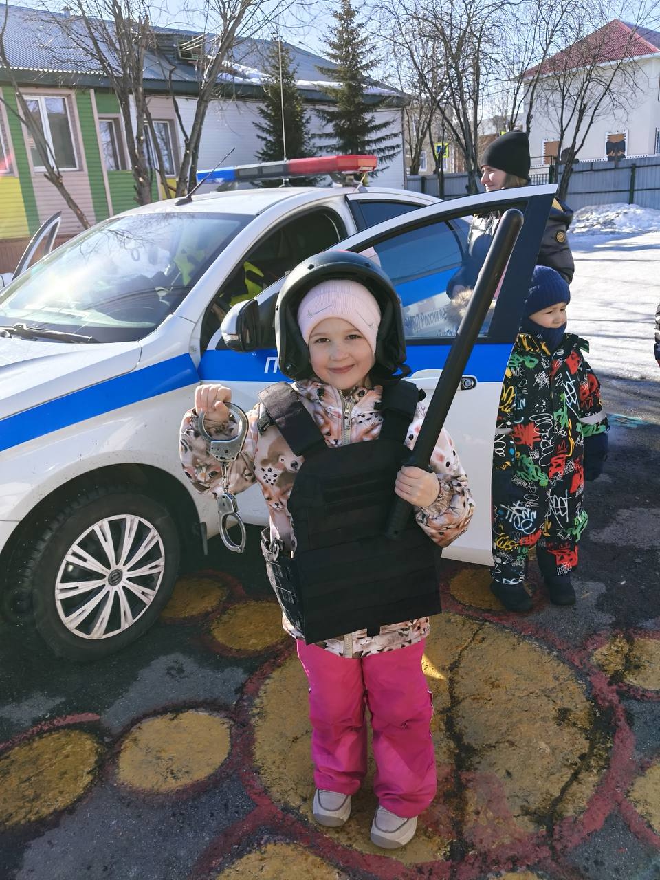 Салехардские автоинспекторы напомнили детям ПДД