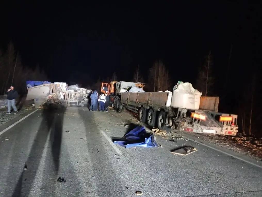 Три машины столкнулись на трассе Сургут — Салехард