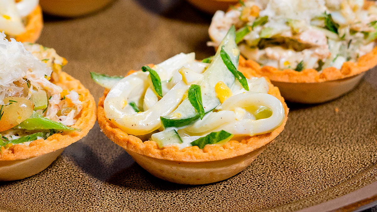 Завораживающий салат с кальмарами для новогоднего стола