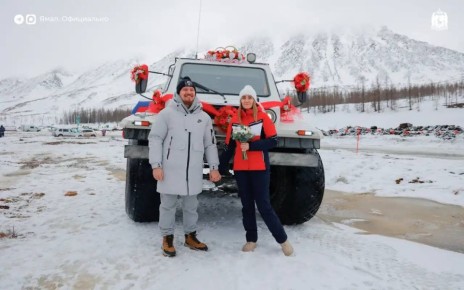 Свадьба у подножия Рай-Из. Никита и Дарья – седьмая пара, которая официально зарегистрировала брак в горах Полярного Урала во время традиционного апрельского массового восхождения