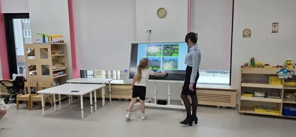 Пуровские автоинспекторы провели игровое занятие на тему «Мы соблюдаем ПДД» с дошколятами из детского сада «Новатория» Пуровские автоинспекторы провели игровое занятие на тему «Мы соблюдаем ПДД» с дошколятами из детского сада «Новатория»