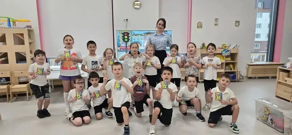 Пуровские автоинспекторы провели игровое занятие на тему «Мы соблюдаем ПДД» с дошколятами из детского сада «Новатория» Пуровские автоинспекторы провели игровое занятие на тему «Мы соблюдаем ПДД» с дошколятами из детского сада «Новатория»