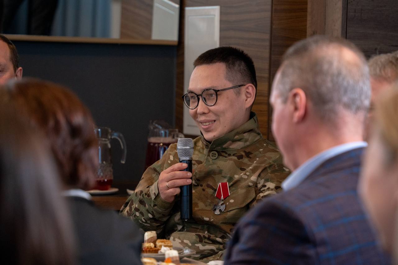 В Салехарде вместе с губернатором региона Дмитрием Артюховым, депутатами «Единой России» окружного парламента и муниципальных дум встретились с семьями участников специальной военной операции В Салехарде вместе с губернатором региона Дмитрием Артюховым, депутатами «Единой России» окружного парламента и муниципальных дум встретились с семьями участников специальной военной операции