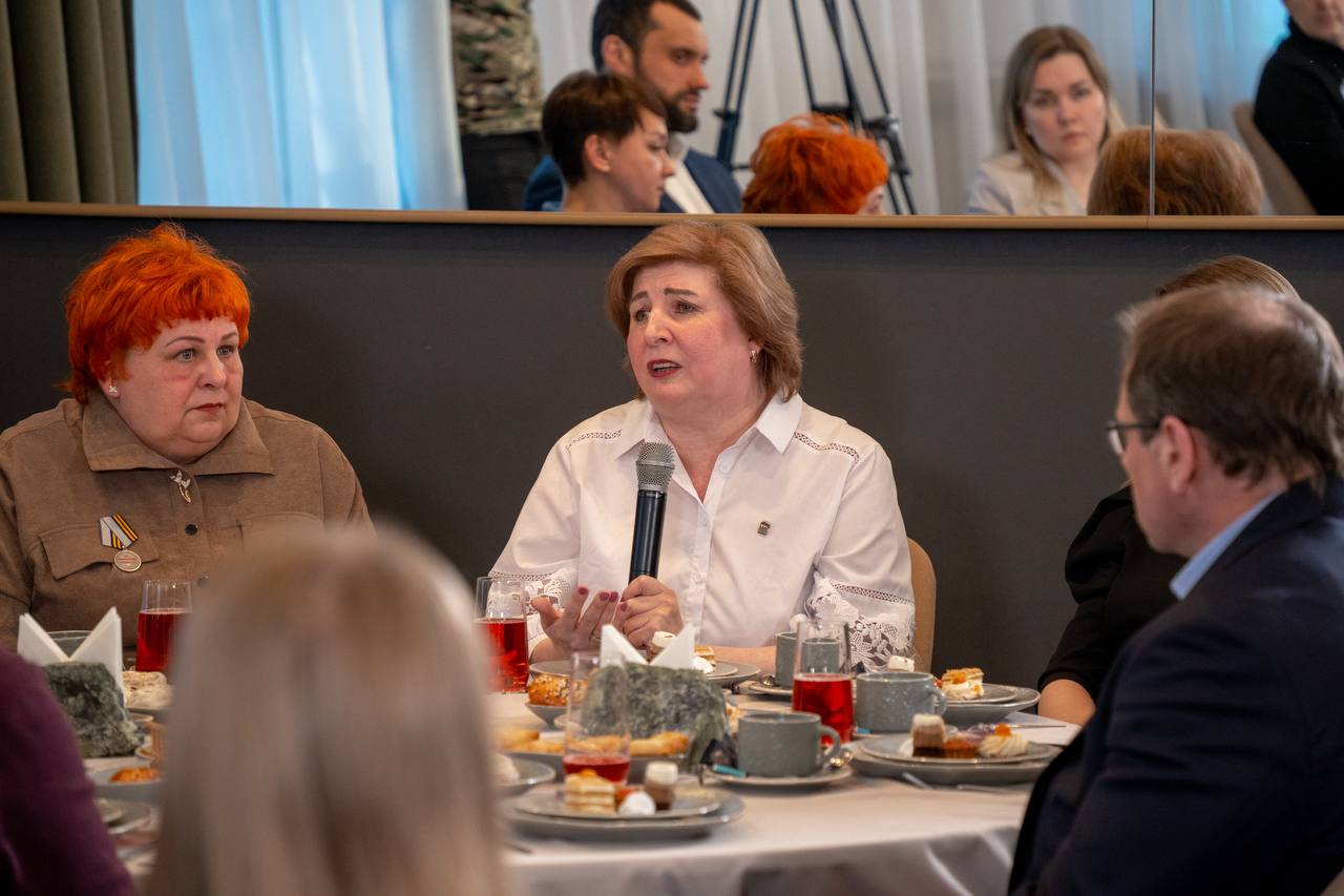 В Салехарде вместе с губернатором региона Дмитрием Артюховым, депутатами «Единой России» окружного парламента и муниципальных дум встретились с семьями участников специальной военной операции В Салехарде вместе с губернатором региона Дмитрием Артюховым, депутатами «Единой России» окружного парламента и муниципальных дум встретились с семьями участников специальной военной операции