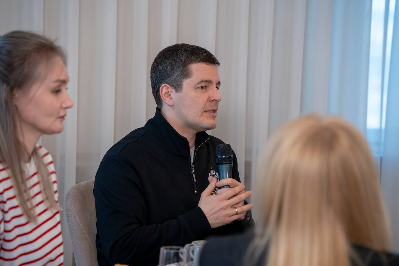 В Салехарде вместе с губернатором региона Дмитрием Артюховым, депутатами «Единой России» окружного парламента и муниципальных дум встретились с семьями участников специальной военной операции В Салехарде вместе с губернатором региона Дмитрием Артюховым, депутатами «Единой России» окружного парламента и муниципальных дум встретились с семьями участников специальной военной операции