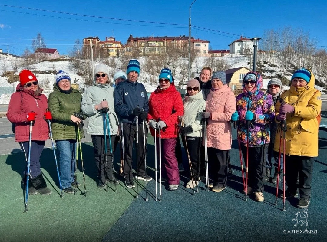 Скандинавская ходьба на набережной Полябты: как пенсионеры держат форму